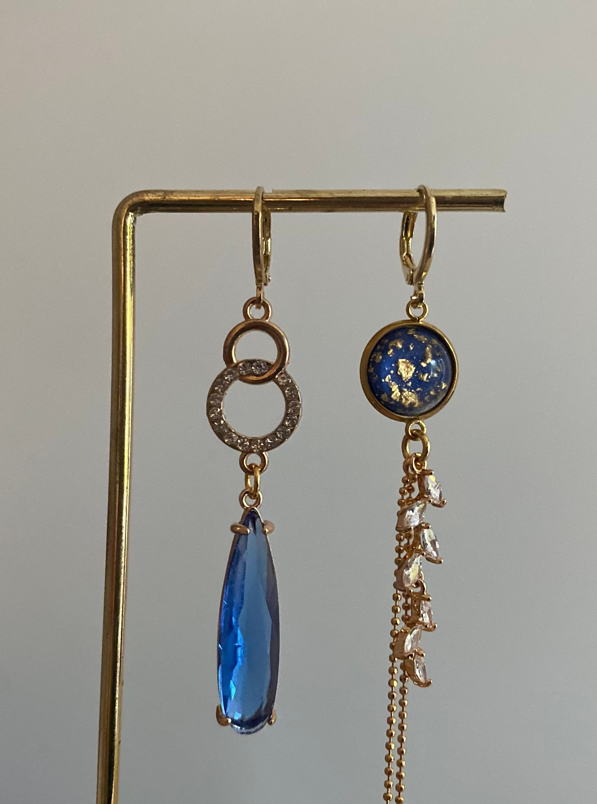 asymmetrische oorbellen, blauwe stenen, zirkonia hangers