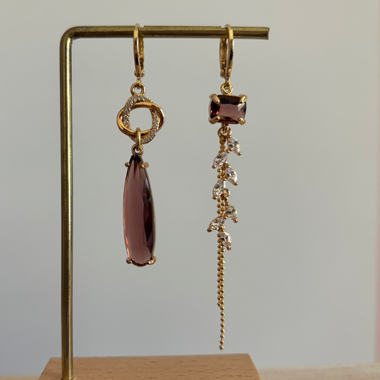 Lange asymmetrische 14k vergulde hangoorbellen van 8 en 10 cm met burgundy natuursteen, glasbedels en een druppelvormige bedel.