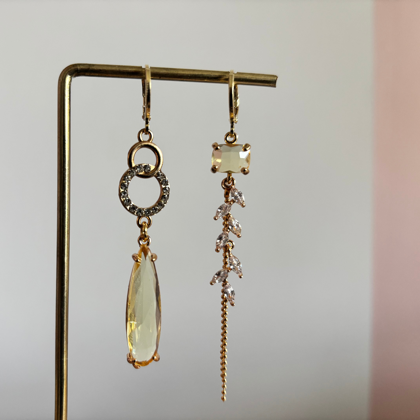 Asymmetrische oorbellen botergeel met glasbedels en zirkonia