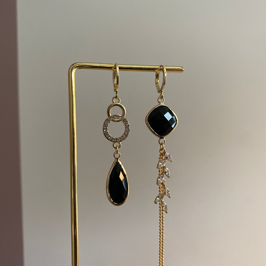 asymmetrische oorbellen, zwarte stenen, zirkonia hangers