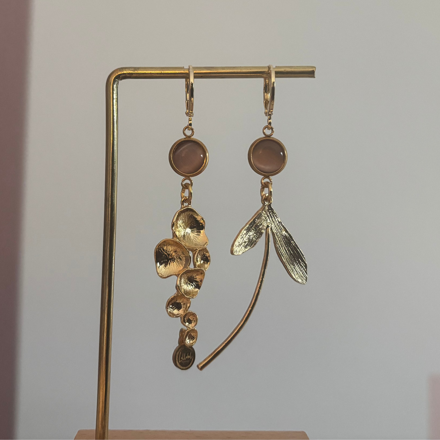 Asymmetrische 14k vergulde oorbellen Abby met zalmkleurige cabochon, honingraathanger links en fantasiebedel rechts, circa 5 cm lang