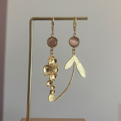 Asymmetrische 14k vergulde oorbellen Abby met zalmkleurige cabochon, honingraathanger links en fantasiebedel rechts, circa 5 cm lang