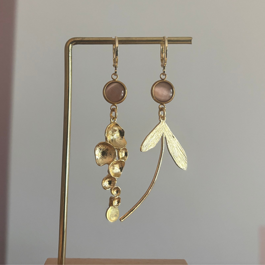 Asymmetrische 14k vergulde oorbellen Abby met zalmkleurige cabochon, honingraathanger links en fantasiebedel rechts, circa 5 cm lang