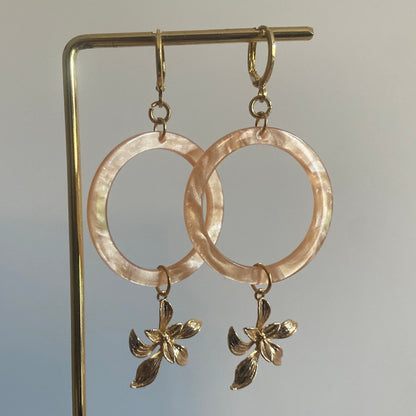 Statement oorbellen met 14K vergulde bloemen en een perzikkleurige resin hanger. 