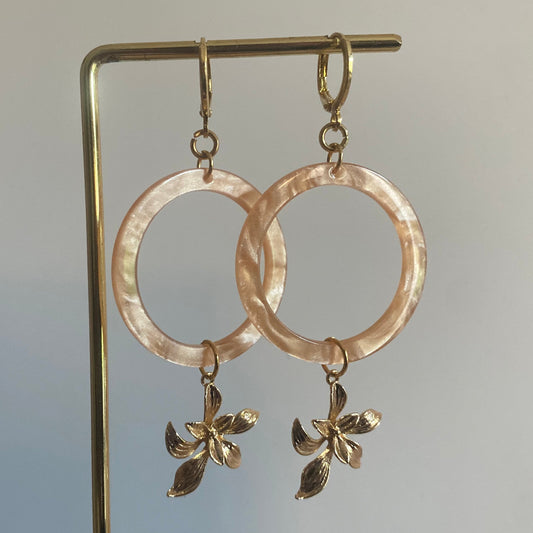 Statement oorbellen met 14K vergulde bloemen en een perzikkleurige resin hanger. 
