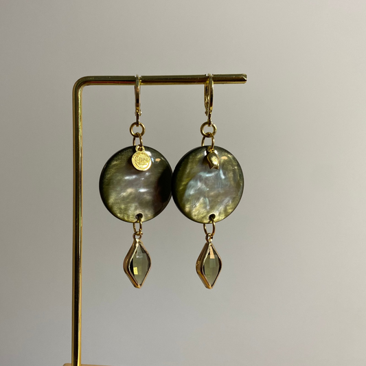 14k vergulde oorbellen met groene cabochon, mini tulp en ruitvormige glasbedel.