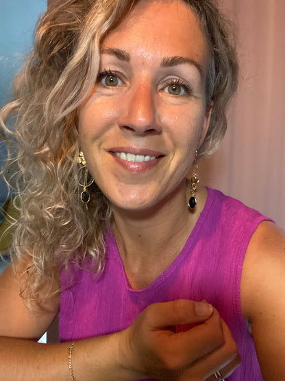 Asymmetrisch oorbelpaar met goudvergulde ring, 14k vergulde bloemetjes en zwarte steen