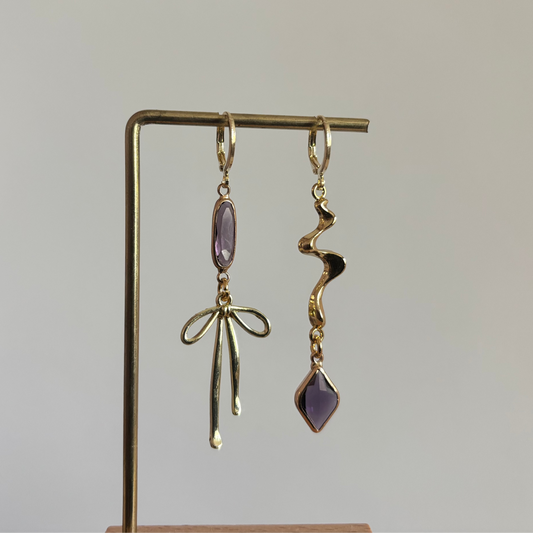 Asymmetrische 14K vergulde strikjes oorbellen met speels design van circa 6 cm