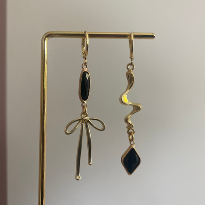 Asymmetrische 14k vergulde oorbellen met strikdetail, ca. 6 cm lang