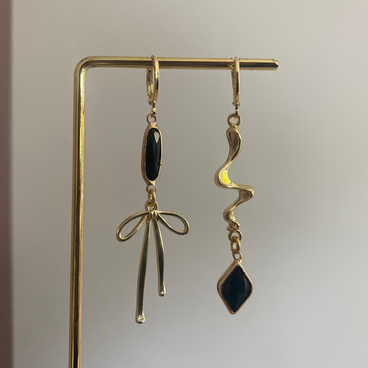 Asymmetrische 14k vergulde oorbellen met strikdetail, ca. 6 cm lang