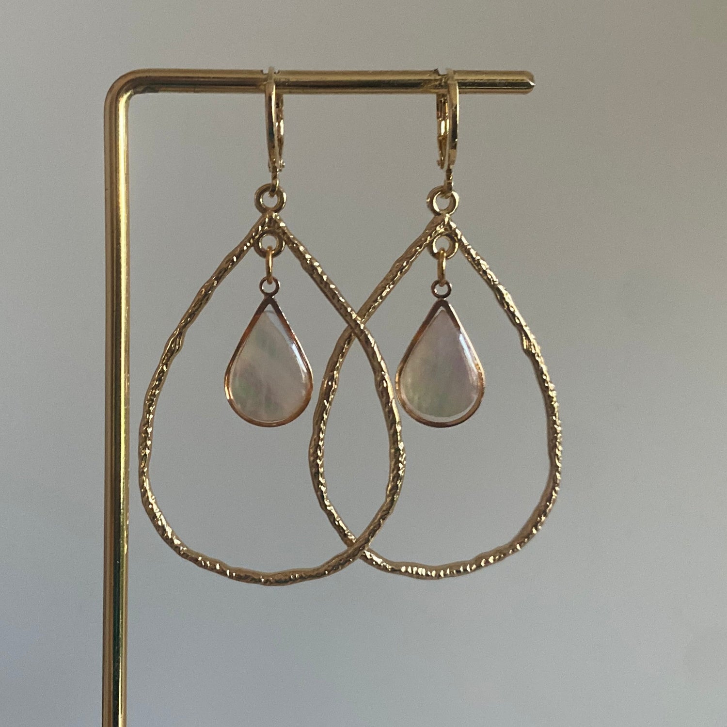 Handgemaakte 14K vergulde druppelvormige hangers gevuld door een Shell druppelvormige bedel. 