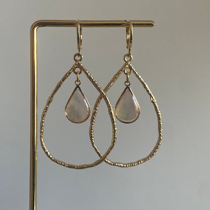 Handgemaakte 14K vergulde druppelvormige hangers gevuld door een Shell druppelvormige bedel. 