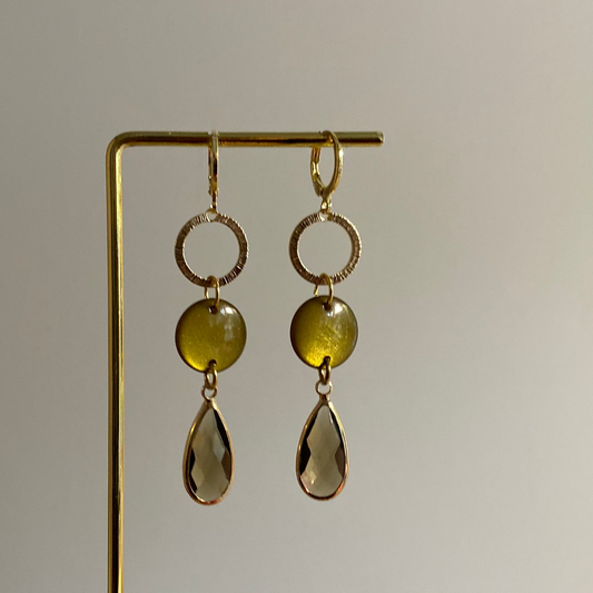 14k vergulde oorbellen Babs met gehamerde ring, groene cabochon en druppelvormige glasbedel.