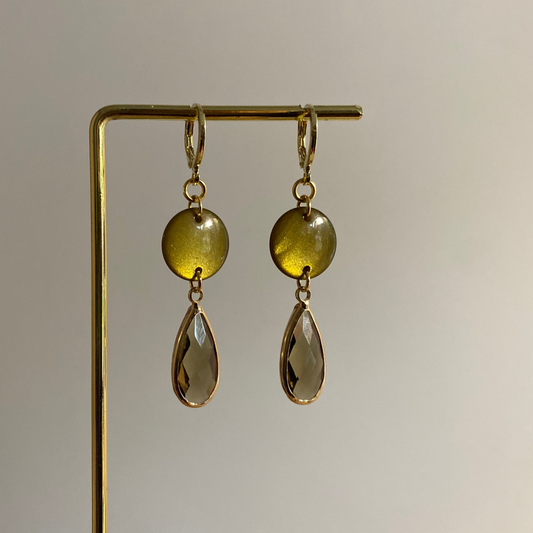 14k vergulde oorbellen met groene cabochon en druppelvormige glasbedel, zusje van Babs, zonder gehamerde ring.