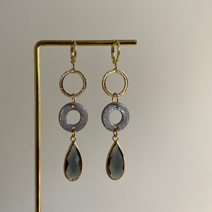 14k vergulde Barbara oorbellen met gehamerde ring, blauwe cabochon en grijze druppelvormige glasbedel.
