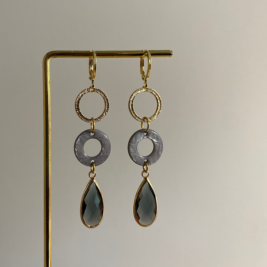 14k vergulde Barbara oorbellen met gehamerde ring, blauwe cabochon en grijze druppelvormige glasbedel.