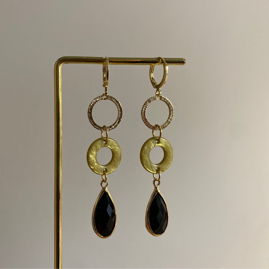 14k vergulde Barbara oorbellen met gehamerde ring, groene cabochon en zwarte druppelvormige glasbedel.