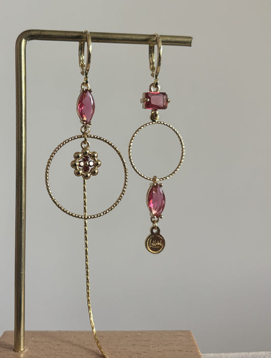 Asymmetrische 14k vergulde oorbellen Becky met magenta glasbedel, minimalistische ring, strengetje en bloemetje, circa 7 cm lang.