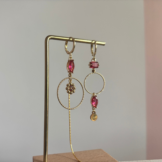 Asymmetrische 14k vergulde oorbellen Becky met magenta glasbedel, minimalistische ring, strengetje en bloemetje, circa 7 cm lang.
