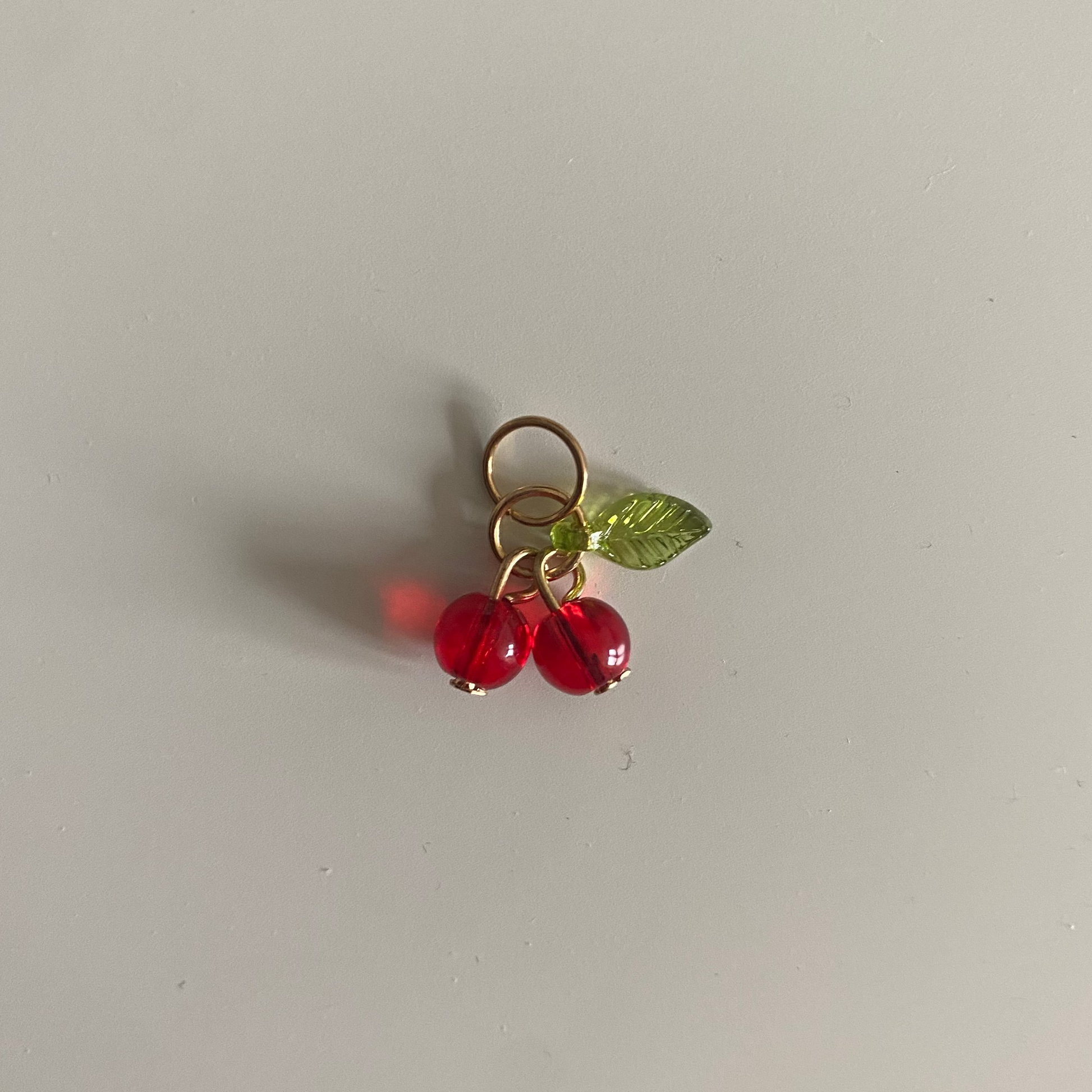 14k vergulde Kersje connector, 12 mm, subtiele en speelse toevoeging voor kettingen