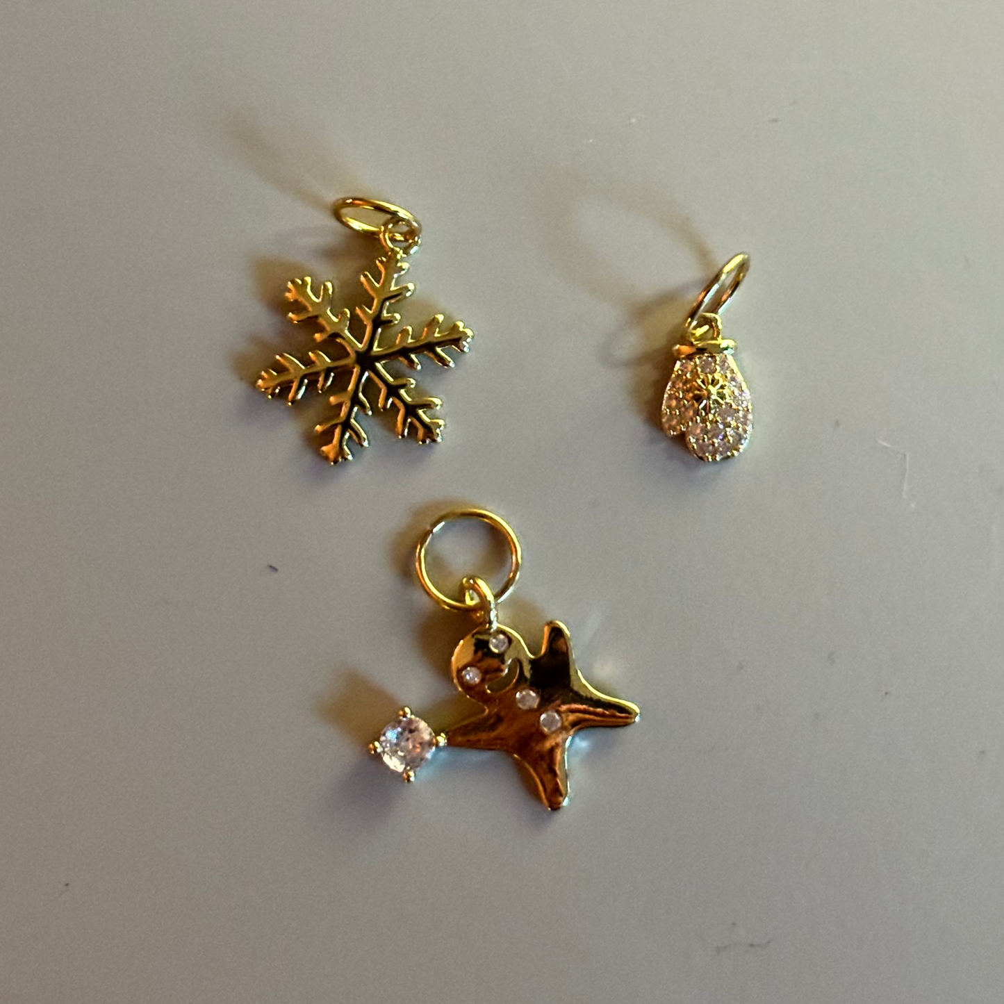 3 kerstbedels, sneeuwvlok, want zirkonia en gemberpoppetje 14k verguld