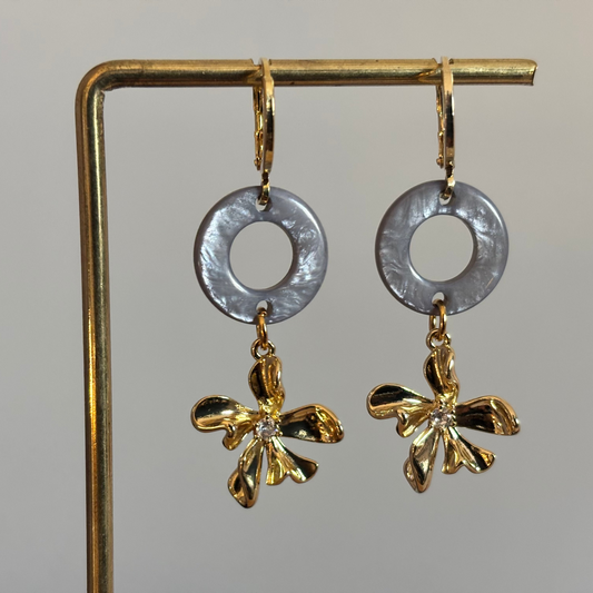 14K vergulde oorbellen met een ronde Polaris hanger en een gouden bloemetje met zirkonia.