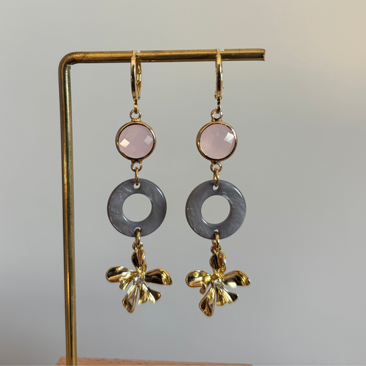 14K vergulde oorbellen met een ronde Polaris hanger en een gouden bloemetje met zirkonia.