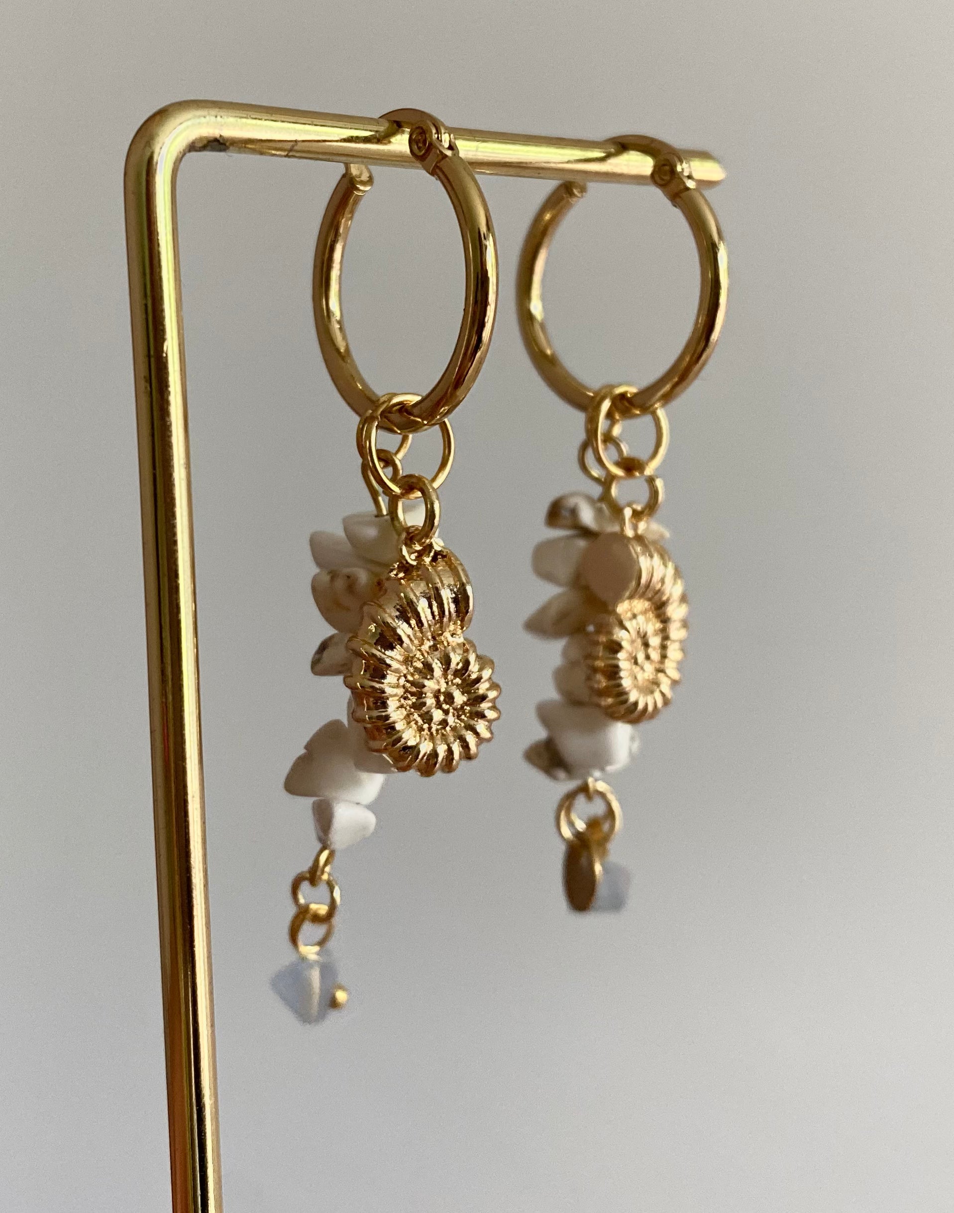 Oorbellen met RVS hoops met daaraan witte natuurstenen, een mini blauwe glasbedel en 14K vergulde koraalpedels.