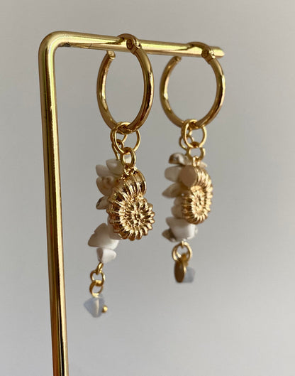 Oorbellen met RVS hoops met daaraan witte natuurstenen, een mini blauwe glasbedel en 14K vergulde koraalpedels.