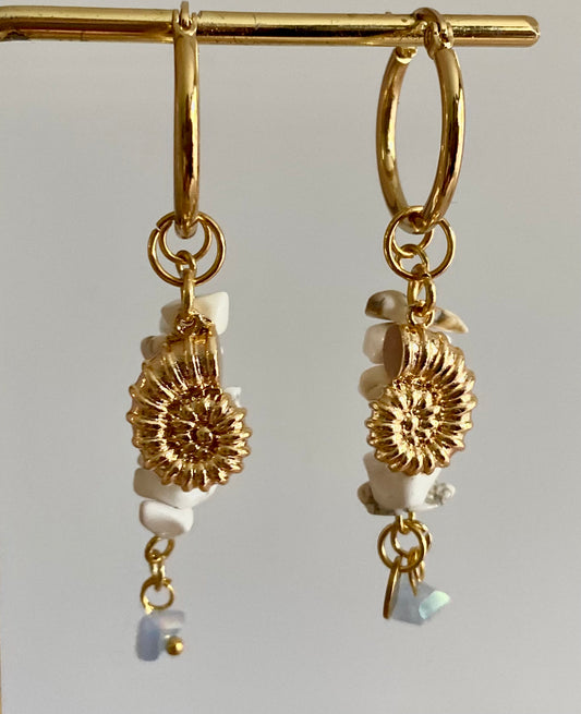 Oorbellen met RVS hoops met daaraan witte natuurstenen, een mini blauwe glasbedel en 14K vergulde koraalpedels.