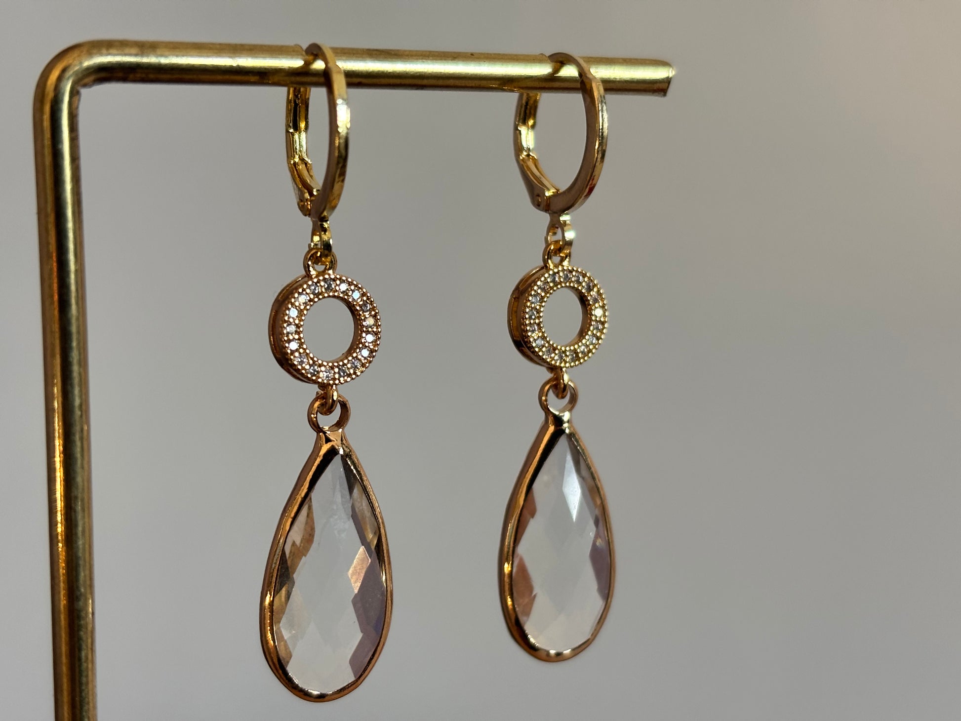 14K vergulde oorbellen met vergulde ringetjes en 14K verguld strass hanger
Met daaronder een druppelvormige glasbedel