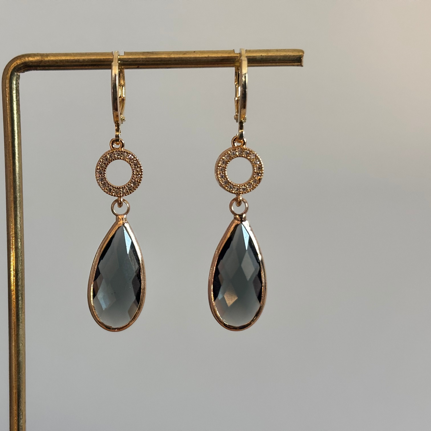 14K vergulde oorbellen met vergulde ringetjes en 14K verguld strass hanger
Met daaronder een druppelvormige glasbedel