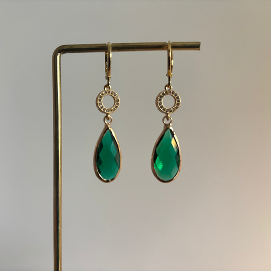 Gouden 14k vergulde oorbellen Blanche met diepgroene druppelvormige kristallen en zirkonia details.