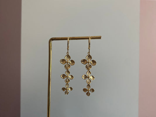 14k vergulde oorbellen, bloem gouden oorbellen,  bloemen hangers,  lang en slanke oorbel, Gouden bloem oorbellen