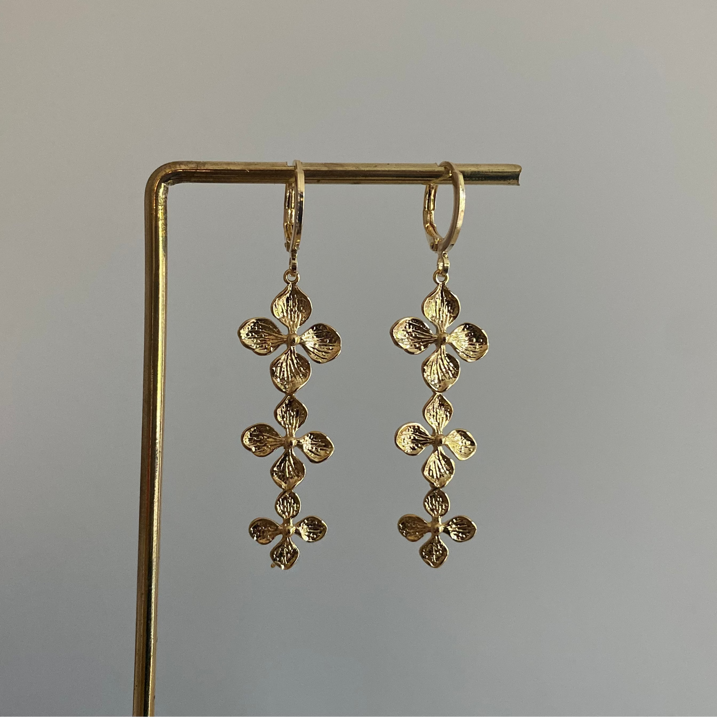 14k vergulde oorbellen, bloem gouden oorbellen,  bloemen hangers,  lang en slanke oorbel, Gouden bloem oorbellen