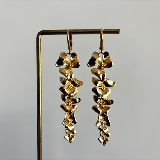 14k vergulde oorbellen, bloem gouden oorbellen,  bloemen hangers,  lang en slanke oorbel, Gouden bloem oorbellen