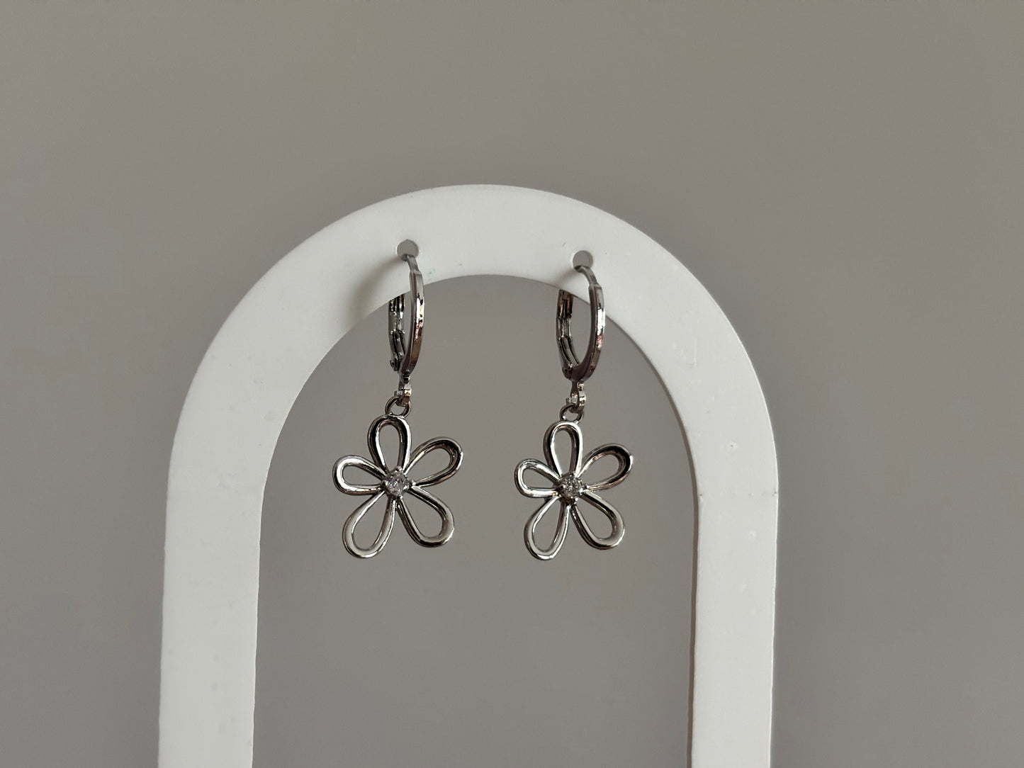 zilveren oorbellen met bloembedel en zirkonia steentje.