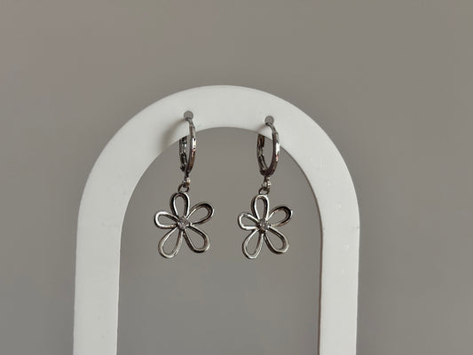 zilveren oorbellen met bloembedel en zirkonia steentje.