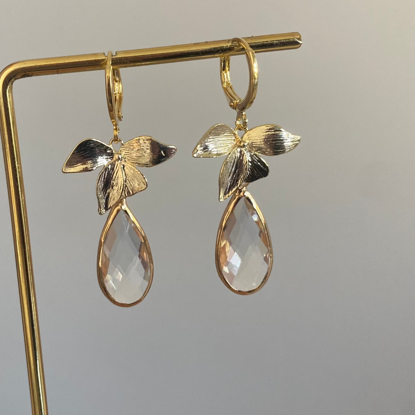 14K vergulde oorbellen met vergulde ringetjes en 14K vergulde blaadjes
Met daaronder een druppelvormige glasbedel
