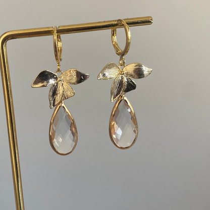 14K vergulde oorbellen met vergulde ringetjes en 14K vergulde blaadjes
Met daaronder een druppelvormige glasbedel