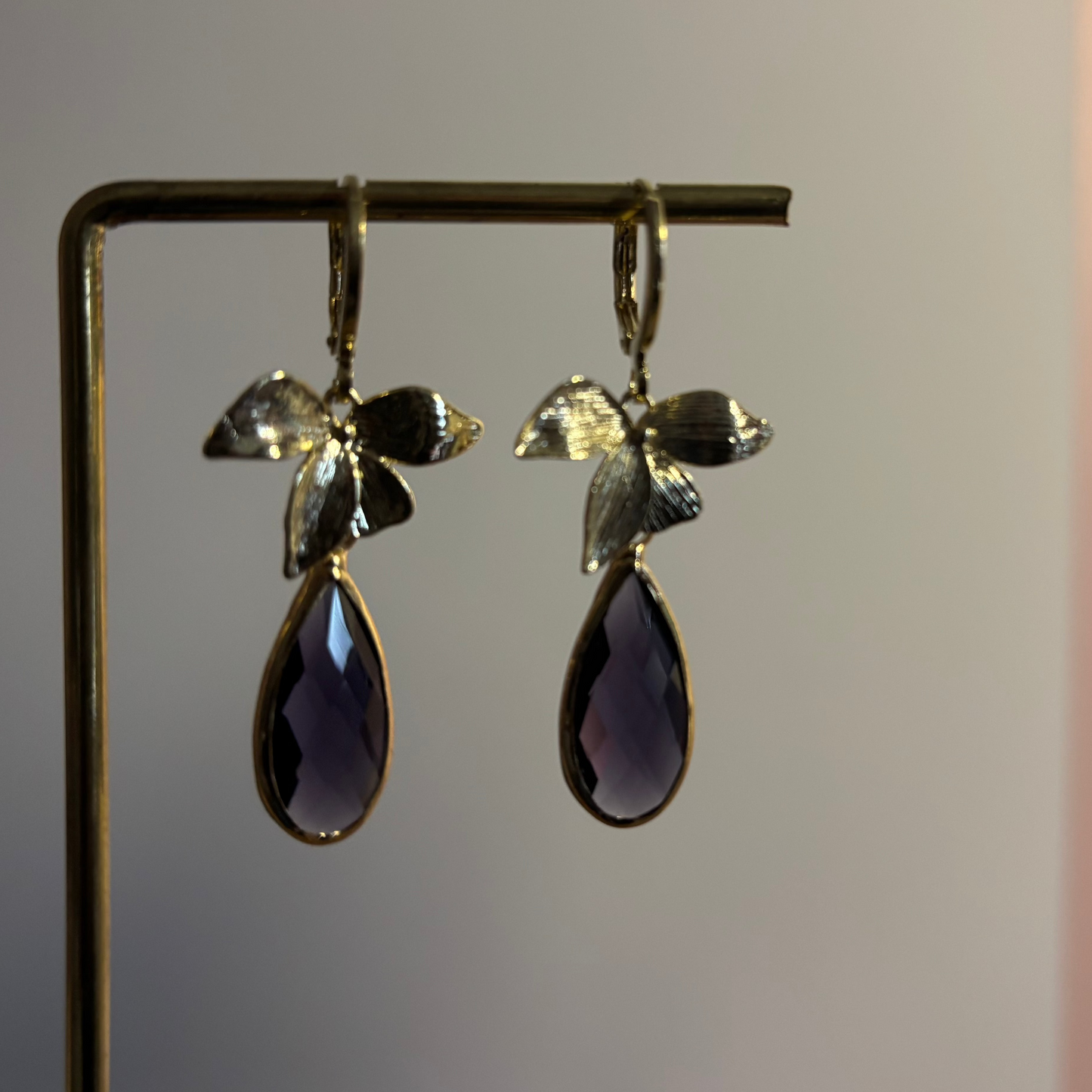 14k verguld blad met paarse glasbedel in teardrop vorm