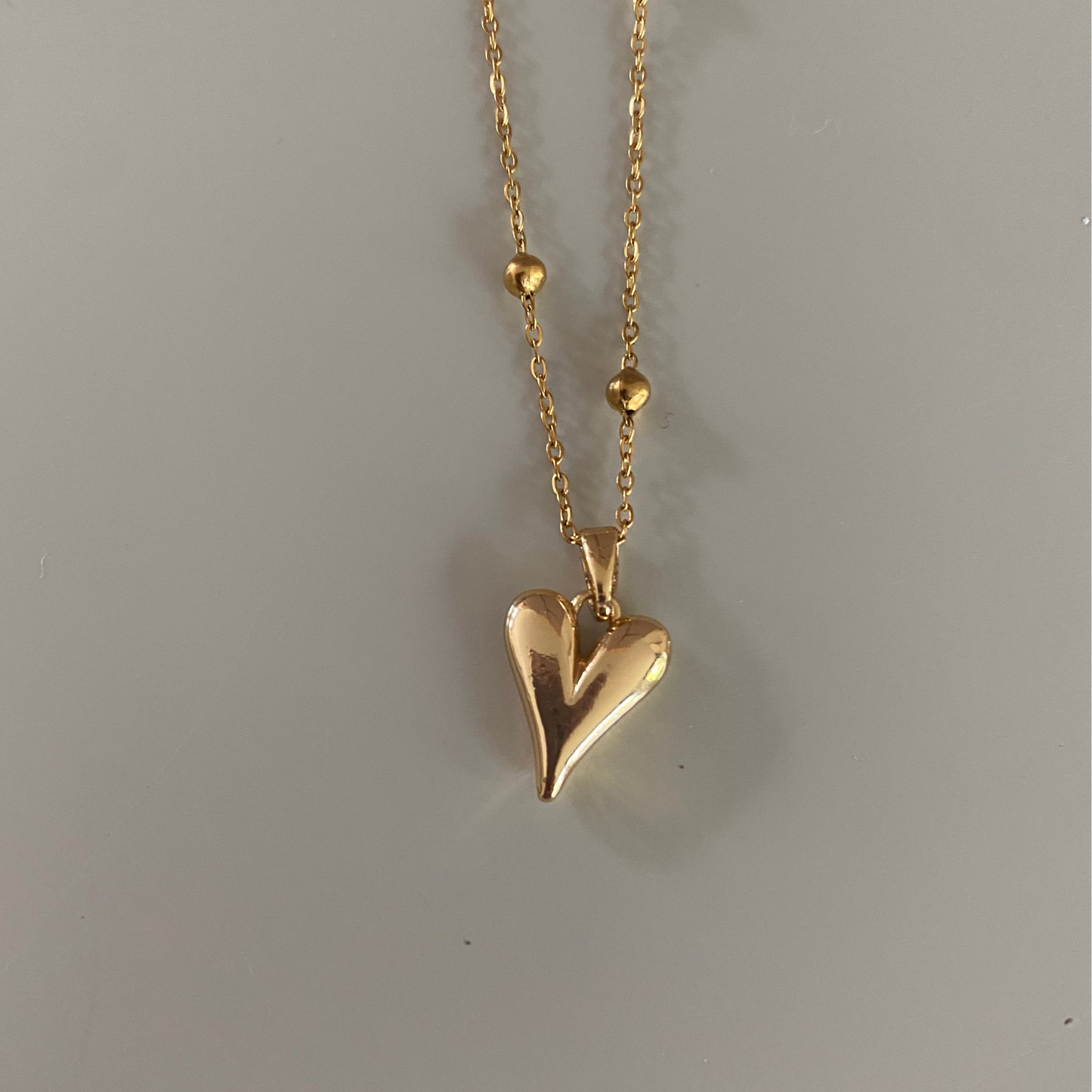 Basic bolletjesketting van 45 cm met verlengstuk, goldplated hartje en mogelijkheid om met bedels een persoonlijke look te creëren.