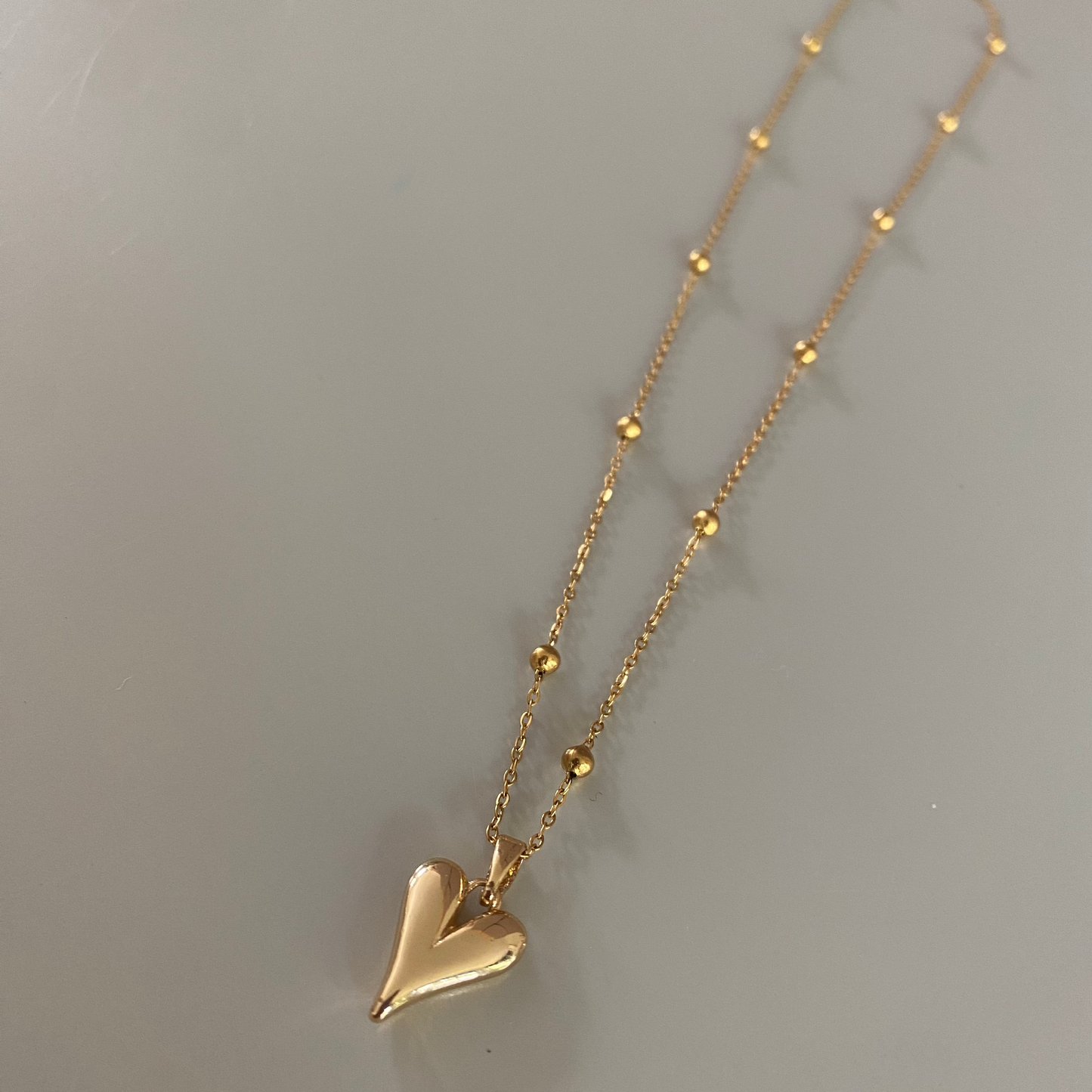Basic bolletjesketting van 45 cm met verlengstuk, goldplated hartje en mogelijkheid om met bedels een persoonlijke look te creëren.