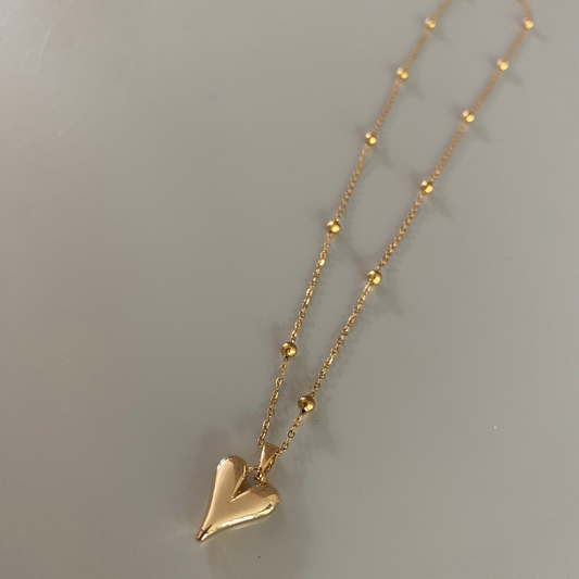 Basic bolletjesketting van 45 cm met verlengstuk, goldplated hartje en mogelijkheid om met bedels een persoonlijke look te creëren.