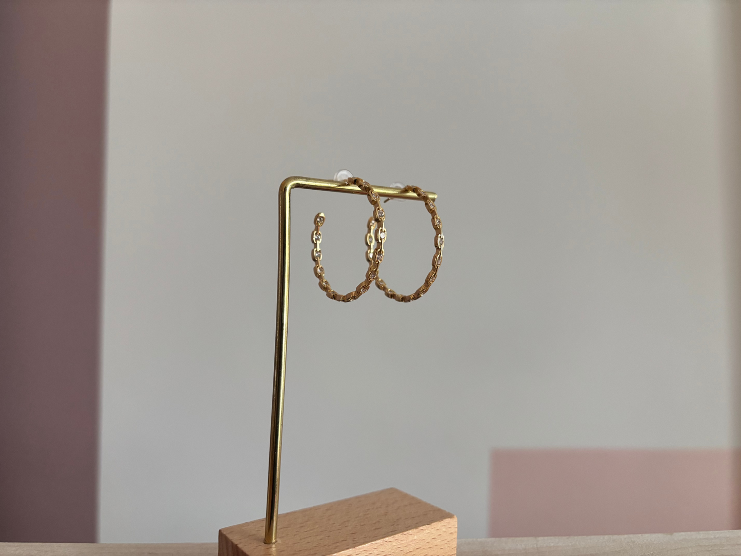 Open hoop oorbel Bo van 18k verguld goud met een bewerkte ring, lichtgewicht en modern van uitstraling.