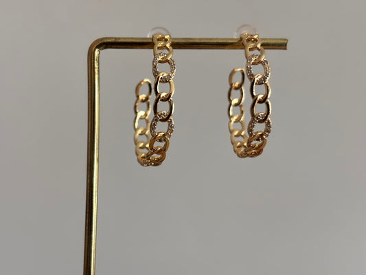 Open hoop oorbel Bo van 18k verguld goud met een bewerkte ring, lichtgewicht en modern van uitstraling.