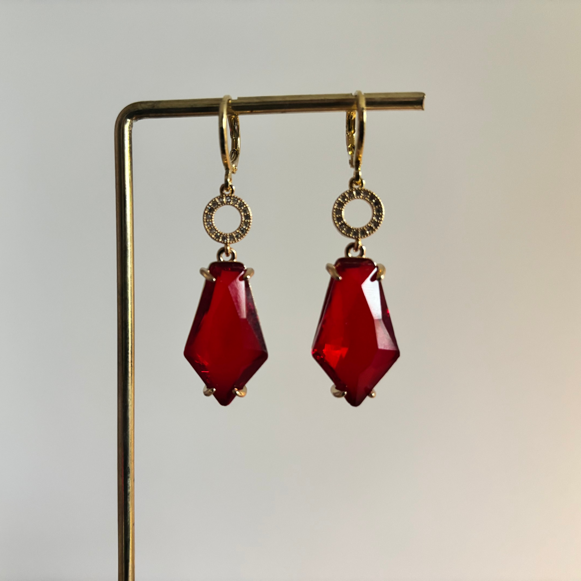 Gouden 14k vergulde oorbellen Brion met rode geometrische kristallen en kleine zirkonia details 