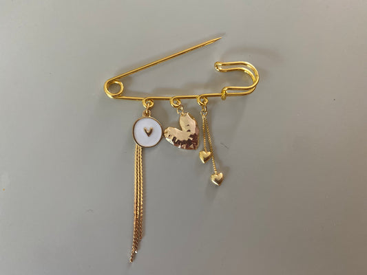 Broche Puck met vier hartjesbedels, passend bij oorbellen en kettingen collectie