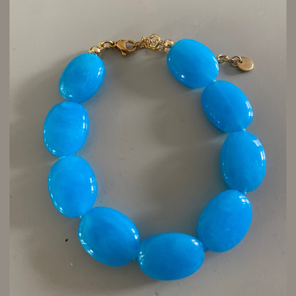 Zeeblauw of felblauwe armband in acrylkralen, verstelbaar en hoogwaardige stainless steel sluiting 