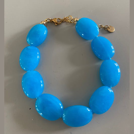 Zeeblauw of felblauwe armband in acrylkralen, verstelbaar en hoogwaardige stainless steel sluiting 